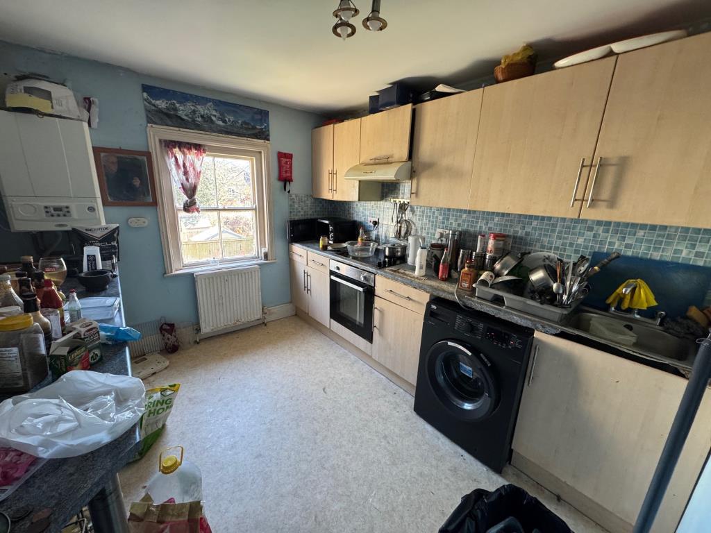 Lot: 150 - FREEHOLD INVESTMENT - THREE-BEDROOM MAISONETTE AND ONE-BEDROOM GARDEN FLAT - Maisonette - kitchen